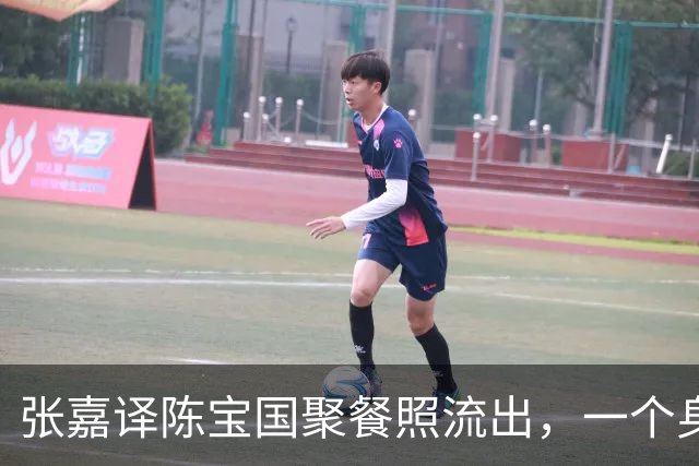 张嘉译陈宝国聚餐照流出，一个身材壮实，一个脸通红，李冉冉也在