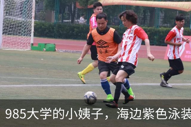 985大学的小姨子，海边紫色泳装，惊艳了美丽的时光